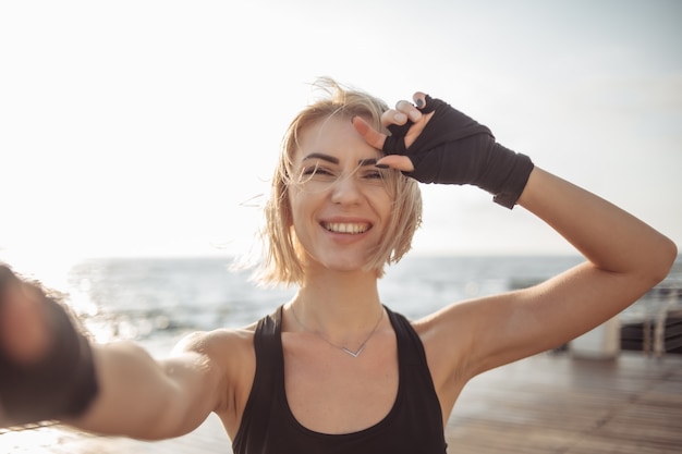 Selfie portret młodej kobiety fitness wesoły