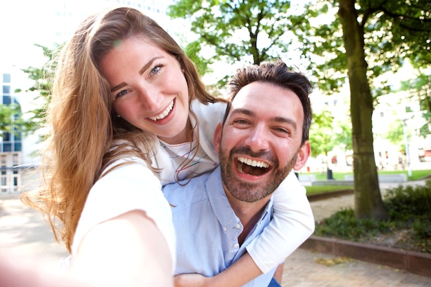 Zdjęcie selfie portret szczęśliwa para na dacie outside w parku