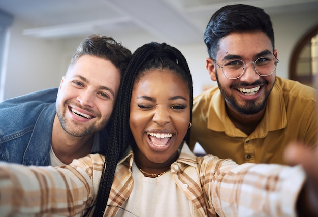 Selfie przyjaciół i zabawny post ze studentami razem dla treści w mediach społecznościowych z uśmiechem i pozytywnym nastawieniem do stypendium Portret twarzy mężczyzny i czarnej kobiety do zdjęcia profilowego