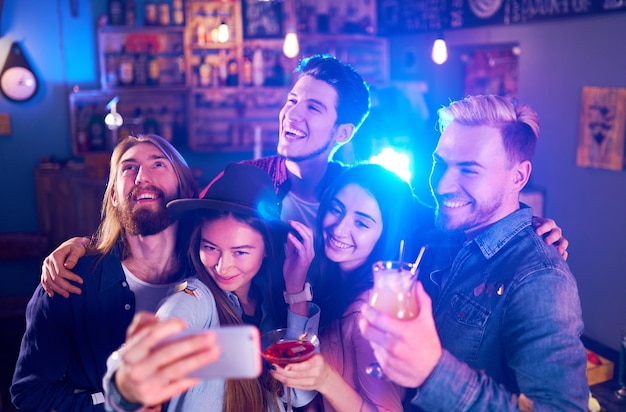 Selfie Time Młoda grupa przyjaciół bawiąca się w klubie nocnym i opiekająca drinki Szczęśliwi młodzi ludzie