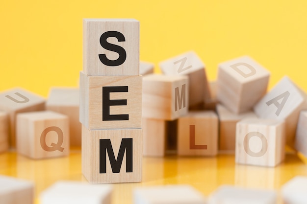 SEM - skrót od Search Engine Marketing - napisany na drewnianej kostce