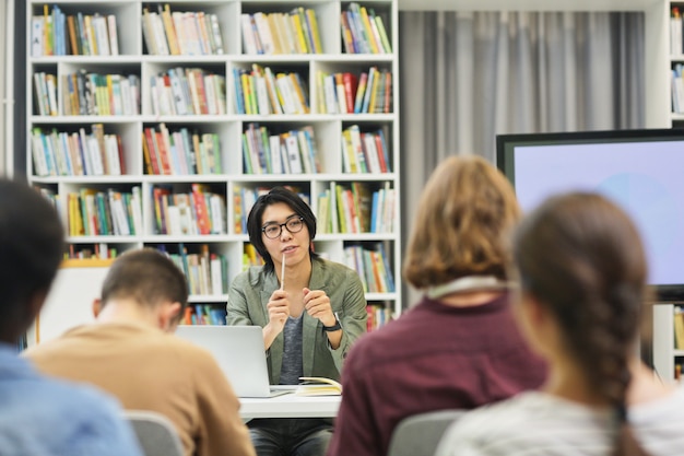 Seminarium dla studentów w bibliotece