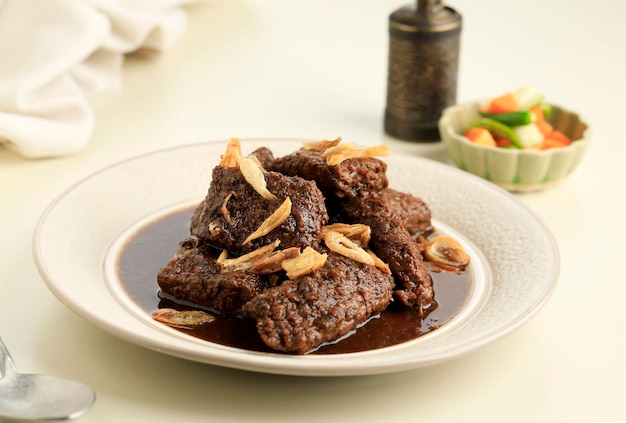 Semur Daging lub słodki gulasz wołowy