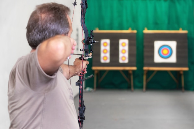 Senior Archer Training with the Bow. Strzelanie do celu