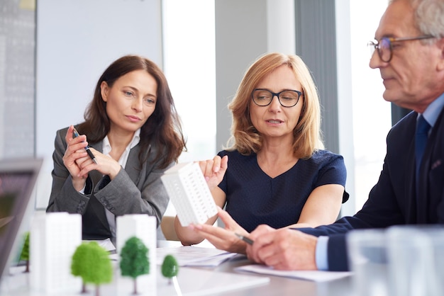 Zdjęcie senior businesswoman zaprezentował nowe rozwiązania dla architektury