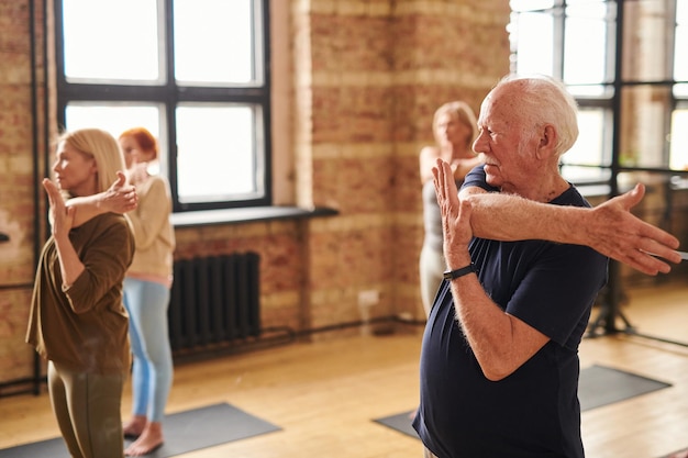 Seniorzy ćwiczący w klubie fitness