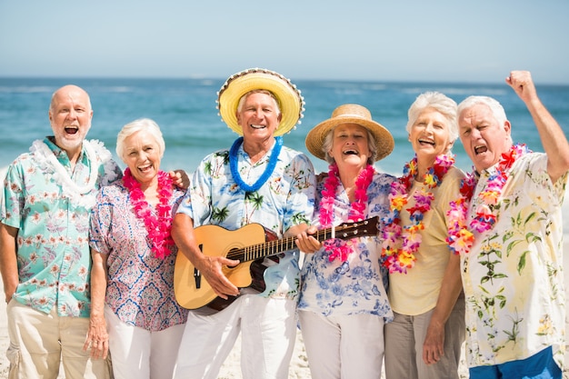 Seniorzy śpiewają i grają na gitarze