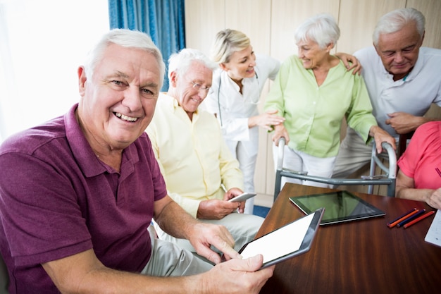 Zdjęcie seniorzy używający technologii
