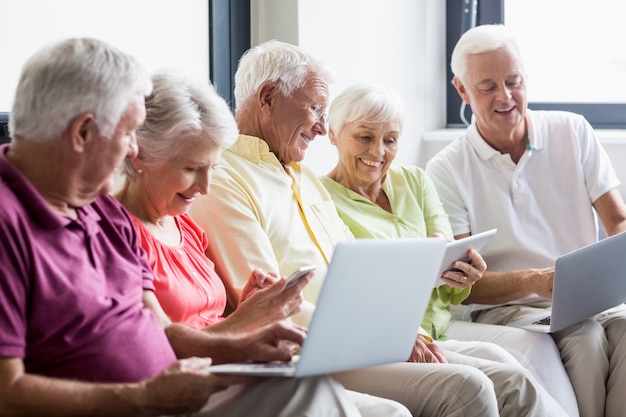 Seniorzy Używający Technologii