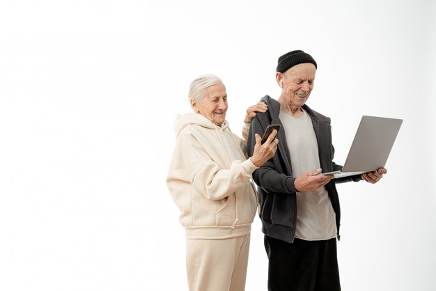 Seniorzy W Przypadkowych Ubraniach Uśmiechali Się I Patrzyli Na Tego Samego Laptopa