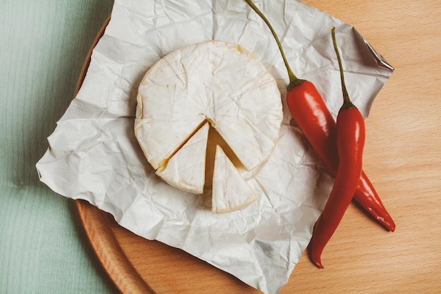 ser brie camembert i papryczka chili na drewnianym tle widok z góry obróbka zdjęć w stylu vintage