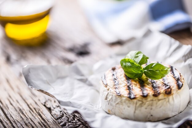 Ser Camembert. Grillowany ser camembert z oliwą i listkami bazylii.