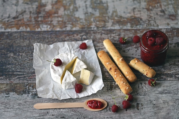 Ser Camembert z konfiturą malinową