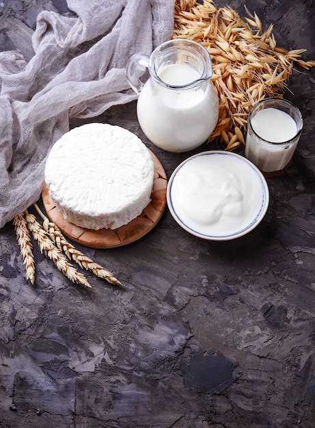 Zdjęcie ser tzfat, mleko i ziarna pszenicy. symbole święta judaizmu szawuot. selektywne skupienie