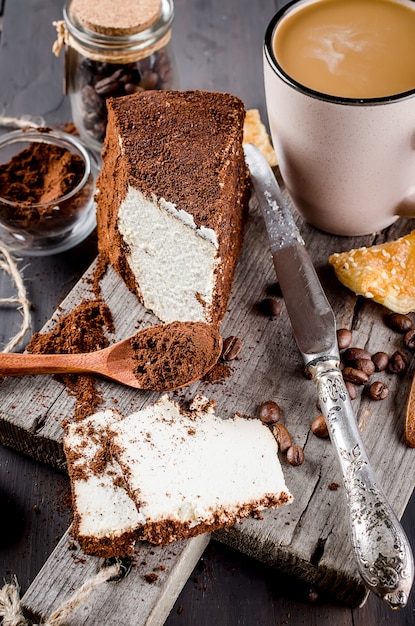 Zdjęcie ser w mielonej kawie i filiżance cappuccino