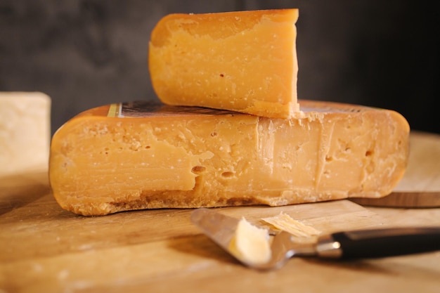 Ser z drewnianego stołu w sklepie z serami Ciasto z sera bez laktozy