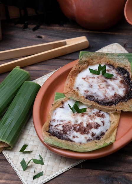 Serabi Solo to Pancake to przekąska z miękką konsystencją na wierzchu. Z mąki ryżowej na kokosie