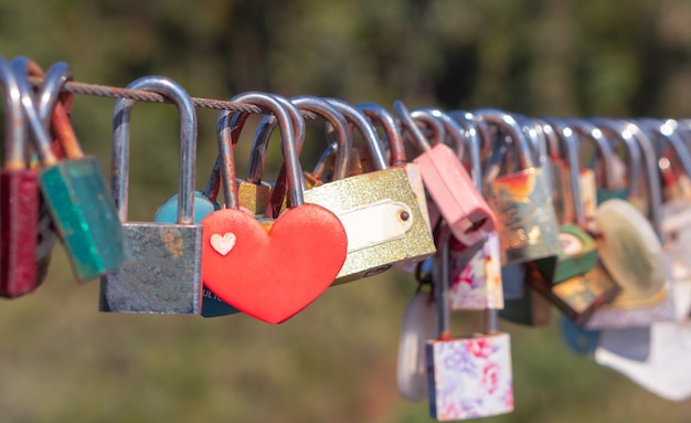 Serce kształtuje zamki, symbol miłości wieczności wisi na płocie mostu przez para