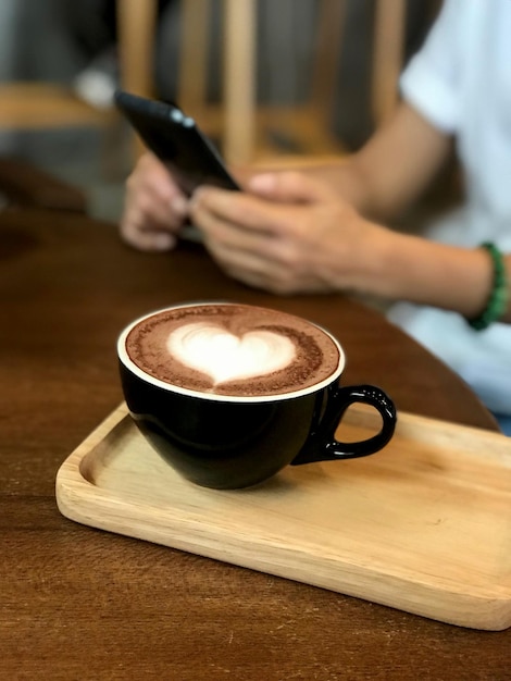 Serce latte art na filiżance kawy