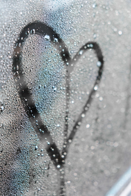 Zdjęcie serce na szkle, symbol miłości