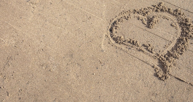 Serce narysowane na piasku Plaża w tle Widok z góry na tekst