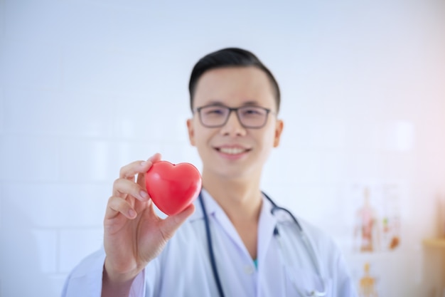 Serce w rękach lekarza, który pośredniczy w zdrowiu