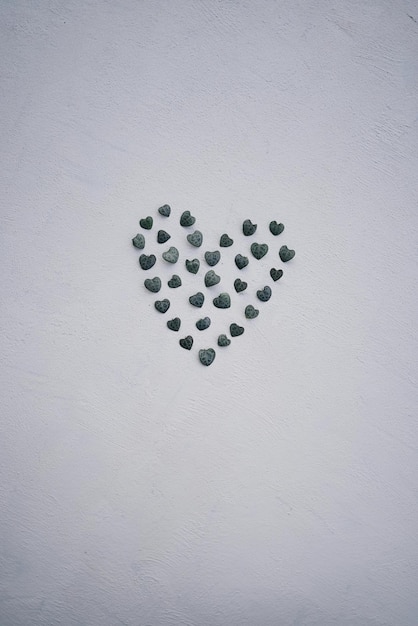 Serce wykonane z małych kamieni na białym tyłku