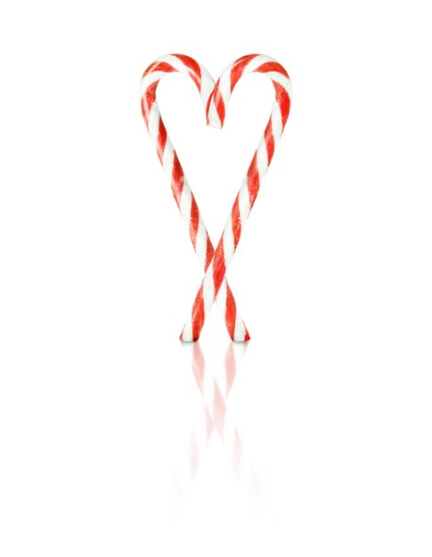 Serce wykonane z świątecznej cukierkowej trzciny izolowane na białym tle