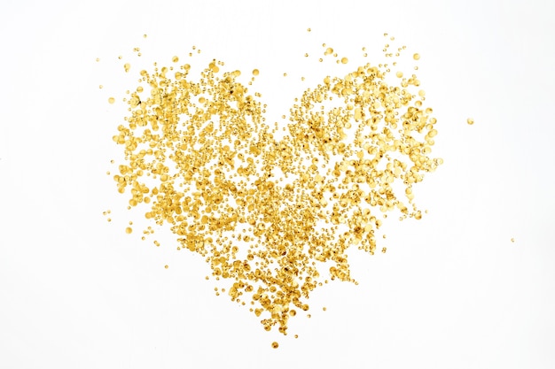 Serce wykonane ze złotego konfetti świecidełka na białym tle