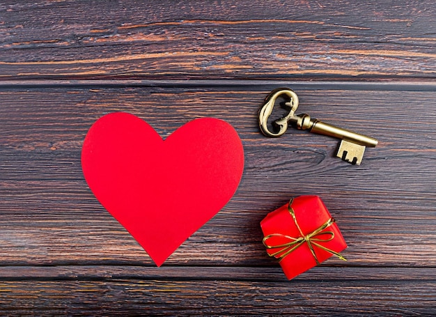 Serce z czerwonego papieru i stary klucz na ciemnym tle drewnianych Walentynki Kopia miejsca