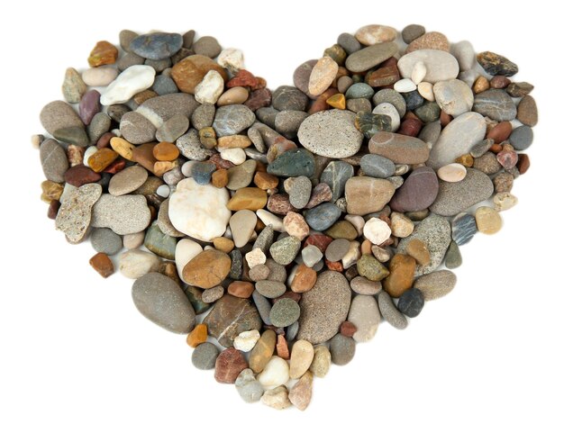 Zdjęcie serce z kamieni morskich na białym tle