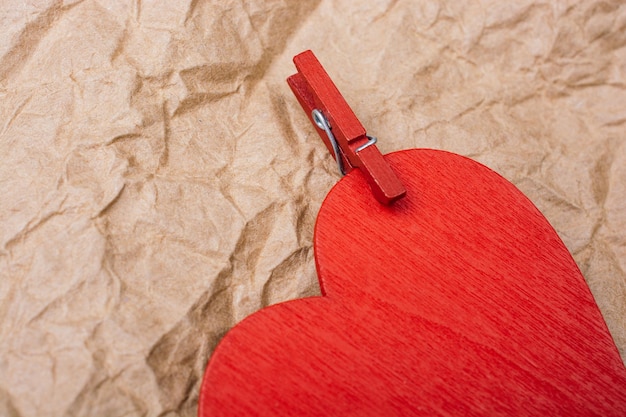Serce z spinaczem do bielizny Koncepcja Valentine i obietnica miłości