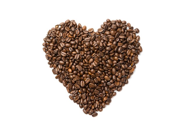 Serce z ziaren kawy. Ziarna kawy w kształcie serca na białym tle na białym tle 2