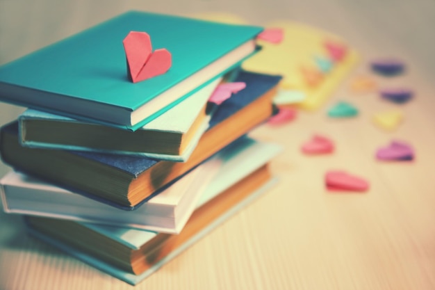 Serce zakładki do książek na drewnianym stole zbliżenie