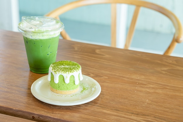 Sernik Z Zielonej Herbaty Matcha Z Filiżanką Zielonej Herbaty Na Stole W Kawiarni Restauracji