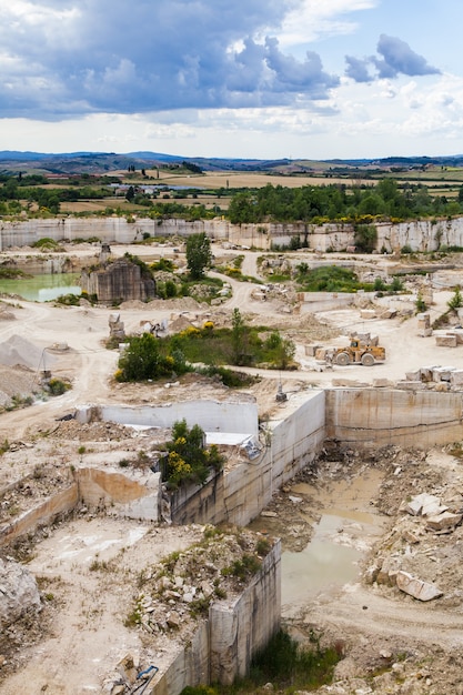 Serre Di Rapolano, Prowincja Siena, Toskania. Przemysł Marmuru Travertino