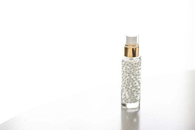 Zdjęcie serum w żelu lub baza pod makijaż w butelce luksusowe kosmetyki pielęgnacyjne i organiczny produkt przeciwstarzeniowy dla zdrowia i urody