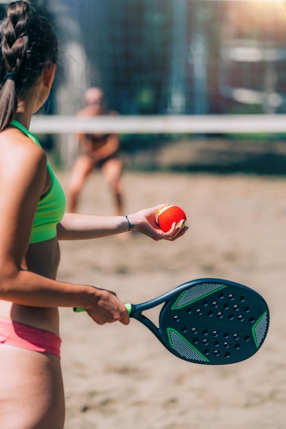 Serwis tenisa plażowego. Żeńska drużyna grająca w tenisa plażowego