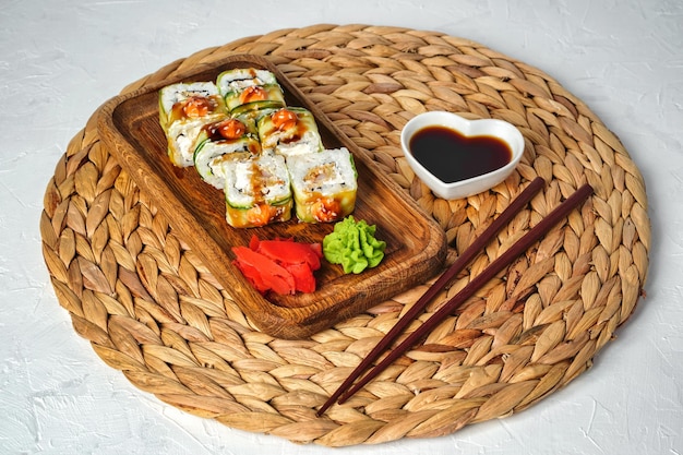 Serwowane japońskie bułki zawijane w ogórek z pikantnym sosem widok z góry Zdjęcia wysokiej jakości