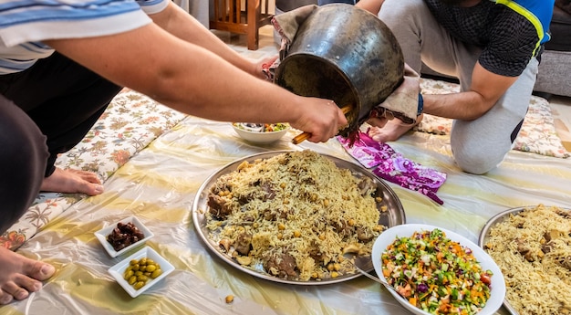 Serwowanie arabskich tradycyjnych potraw na rodzinne spotkanie fot iftar