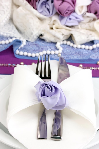 Serwowanie bajecznego stołu weselnego w fioletowym kolorze z bliska