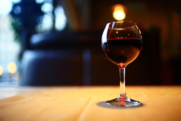 Serwowanie lampki czerwonego wina w restauracji