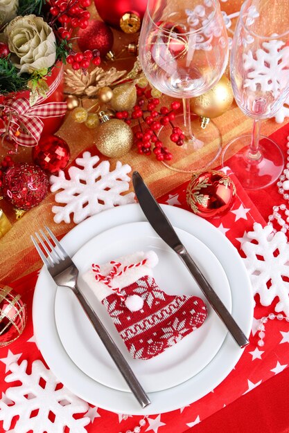 Serwowanie świątecznego stołu zbliżenie
