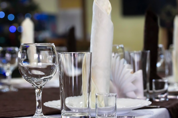 Serwowany stół obiadowy w restauracji Wnętrze restauracji