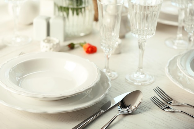 Serwowany stół w restauracji