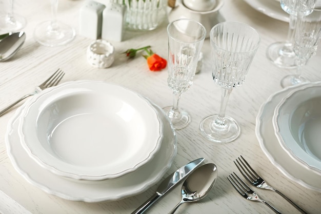 Serwowany stół w restauracji
