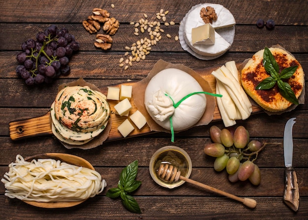 Sery Paluszki serowe Halumi Suluguni Camembert miękka kulka serowa burrata mozzarella na desce