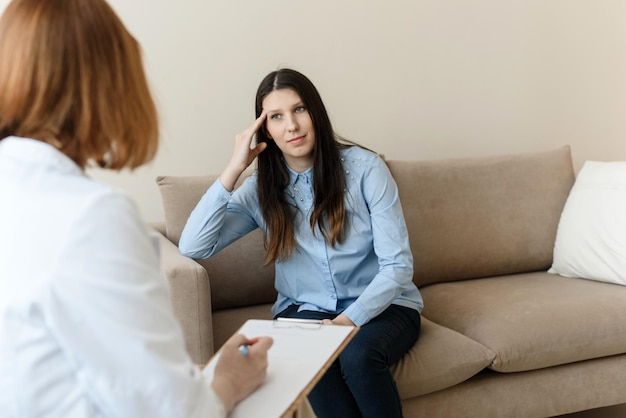 Sesja psychoterapeutyczna z profesjonalnym psychologiem Kobieta opowiada o swoich problemach