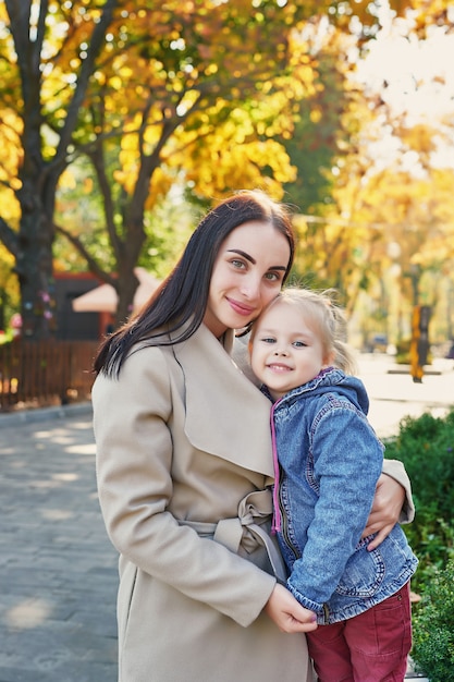 sesja zdjęciowa matki z córką w jesiennym parku