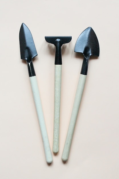 Set trzy ogrodowego narzędzia na lekkim kremowym tle